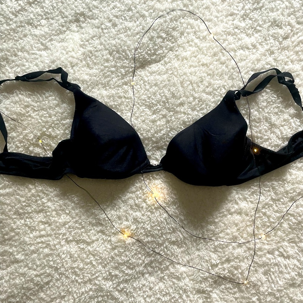 victoria’s secret black bra 34B